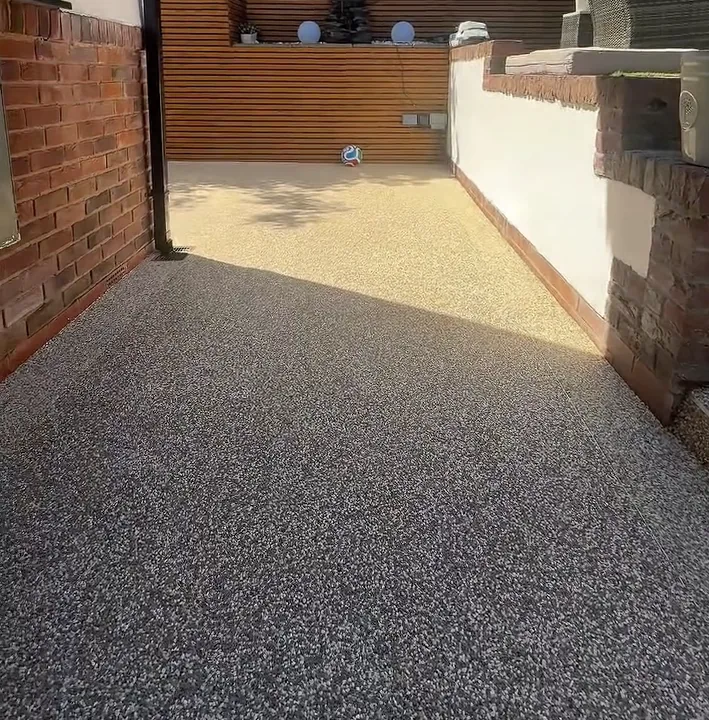 Resin bound driveway installed in Daltex Amalfi Coast finish