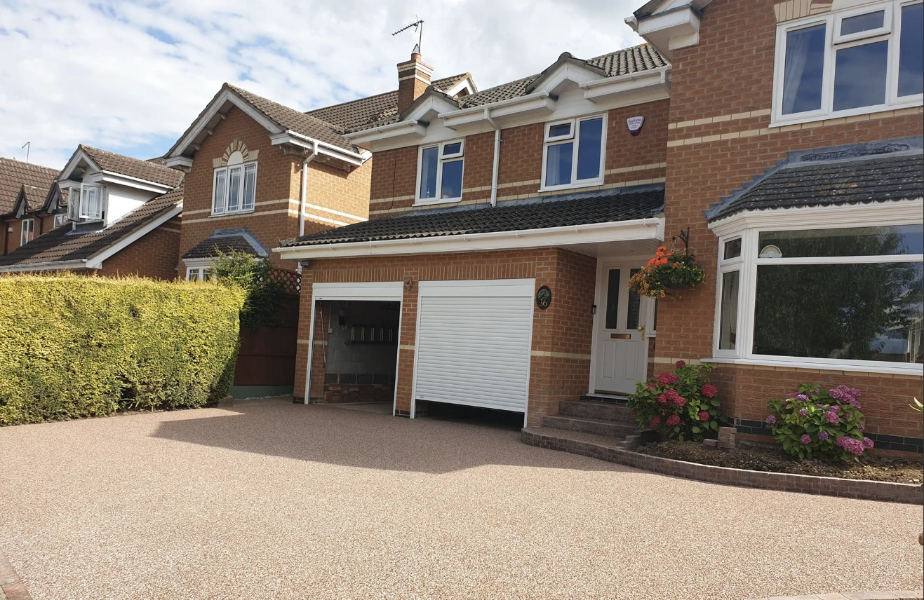 Resin bound driveway installed in Daltex Solstice finish